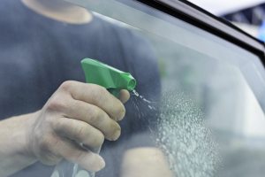 Cleaning car window 300x200 - Adytel Servicios