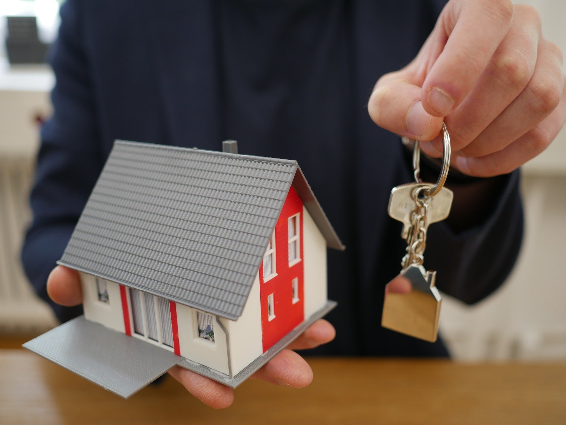house keys 4521073 1920 - &iquest;C&oacute;mo es vivir en una casa de madera?